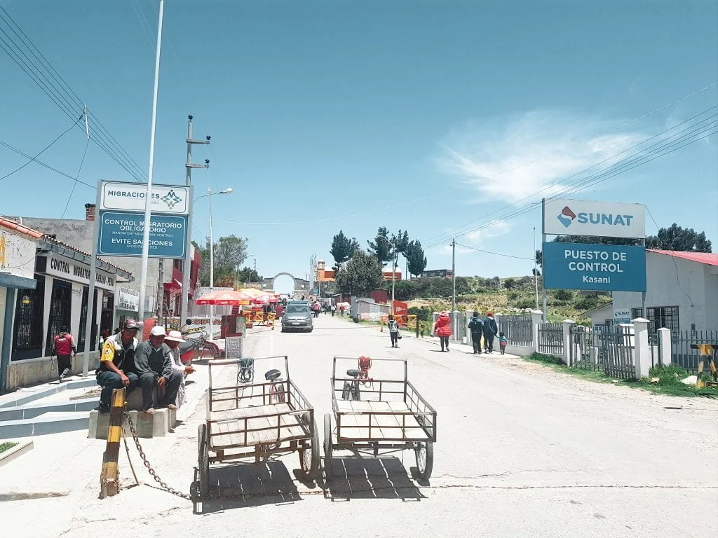 The Peruvian migration office is on the left side of the road, marked by the blue and white sign