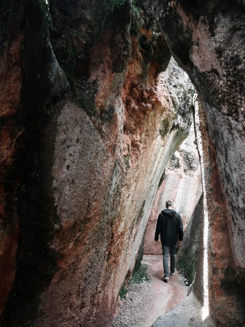 One of the many narrow walkways leading through Q'enqo