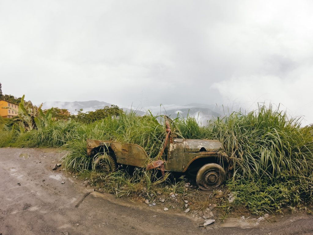 An old car on the road to the Coroico Cascadas