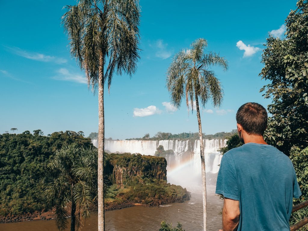A classic Iguazú view, rainbow and all