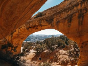 Read more about the article Moonshine Arch: A Quick Desert Hike Near Vernal, Utah