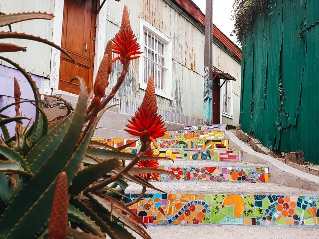There are colorful details all around Valparaíso