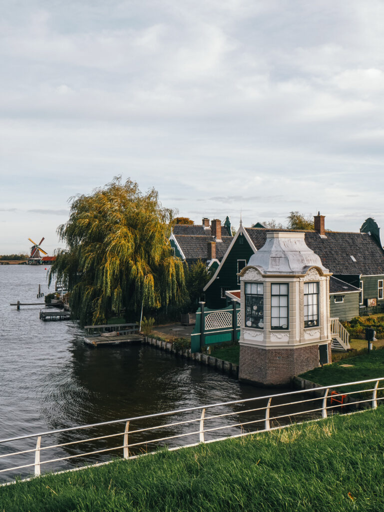 De Tinkoepel in the small, historic white building