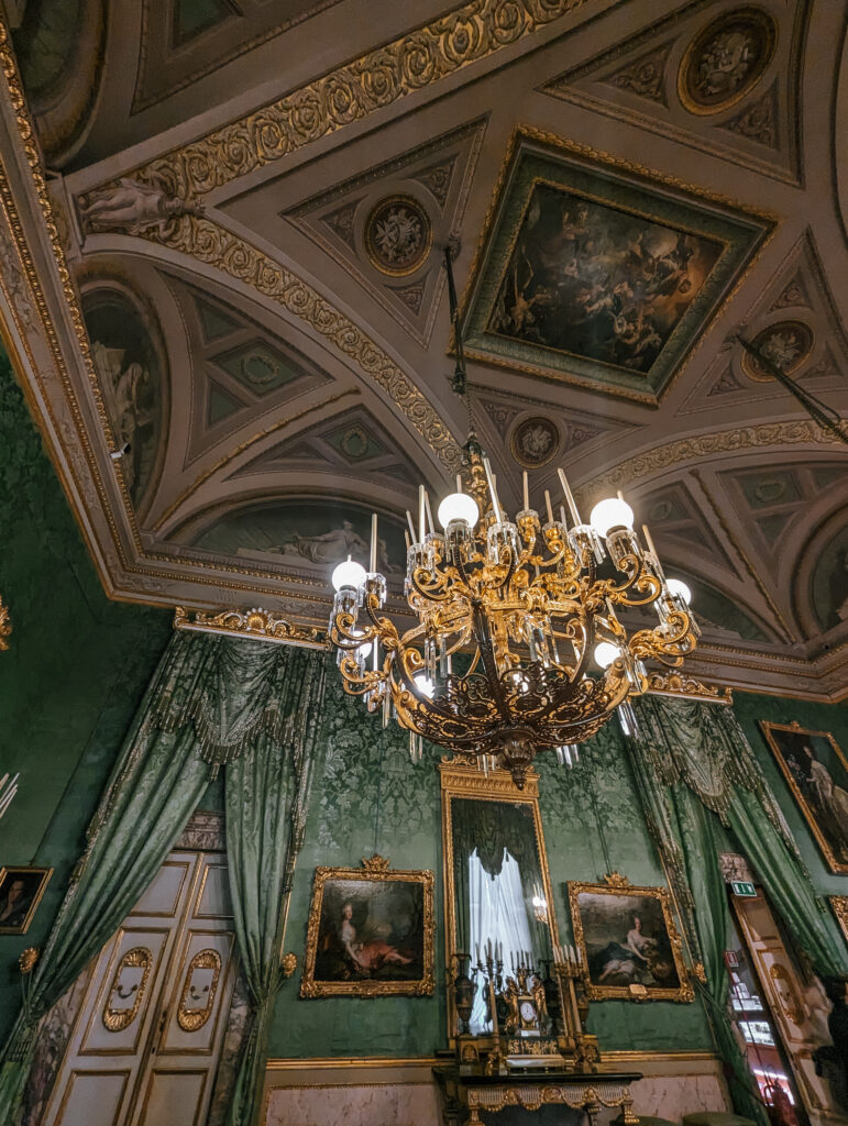 An intricate green room in the palace