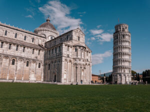 Read more about the article Pisa’s Piazza del Duomo: The Iconic Leaning Tower of Pisa & More