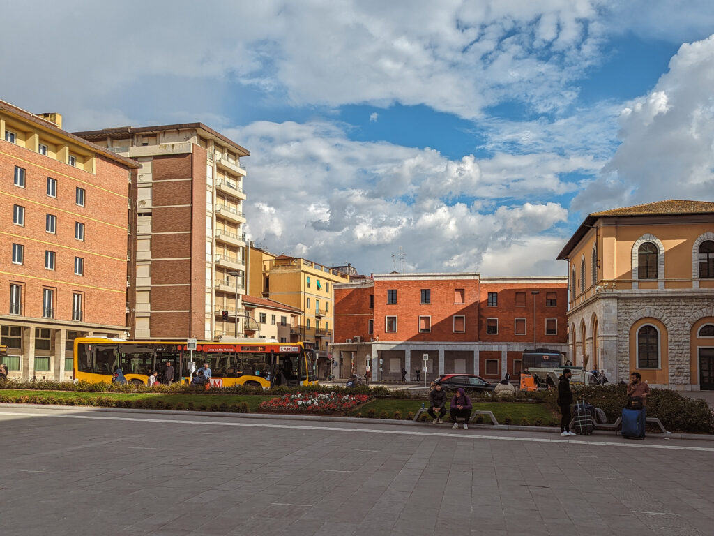 Buses near Pisa Centrale
